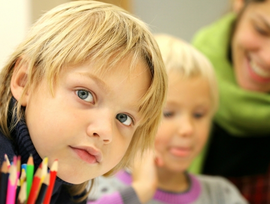 enfant regardant l'appareil